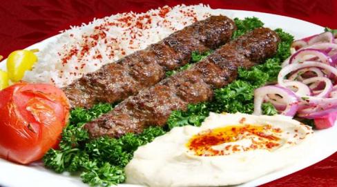 Kebab avec du riz 